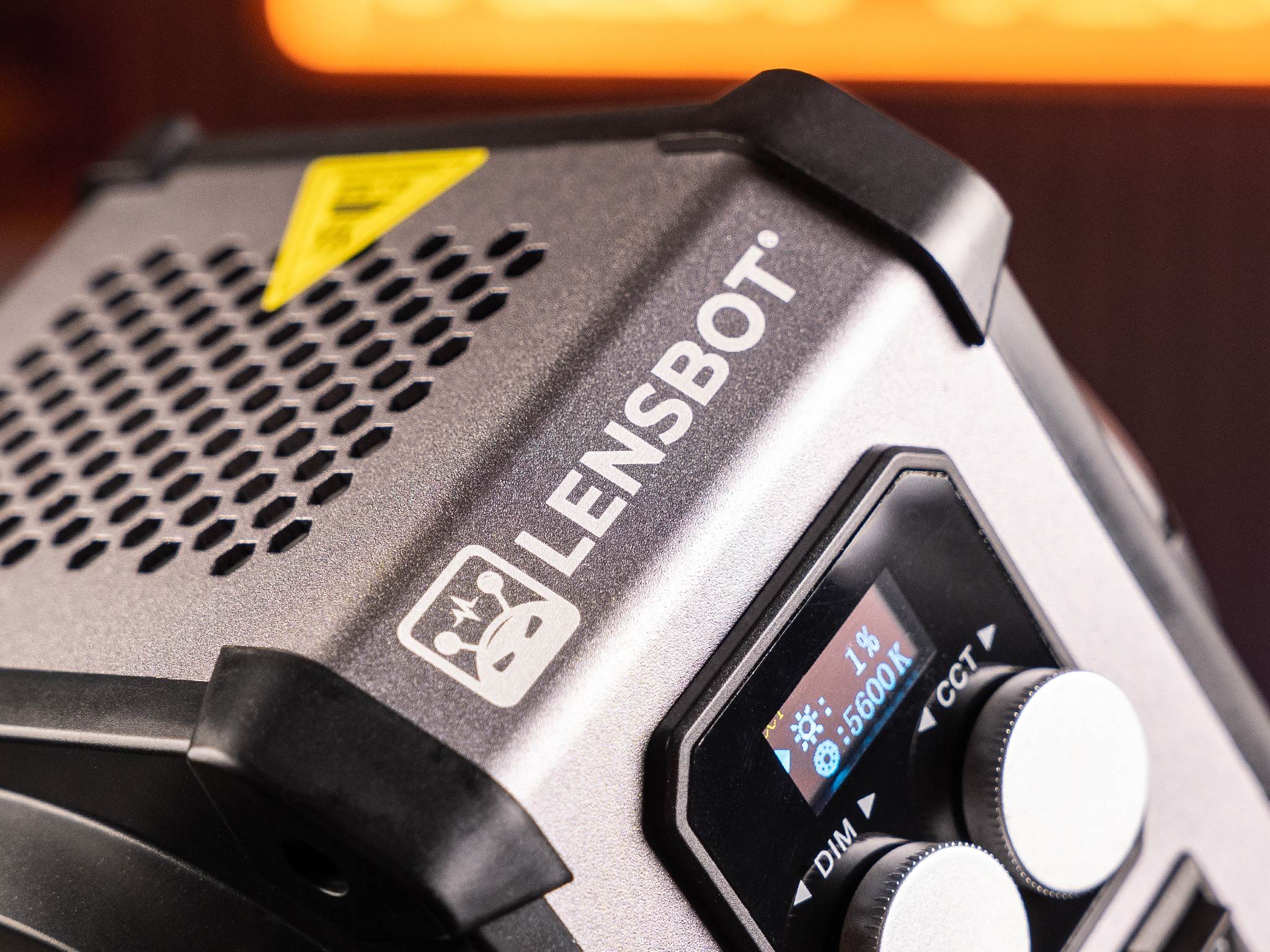 LENSBOT Core 230/330 RGB s hyperreflektorem a viditelným ovládacím panelem